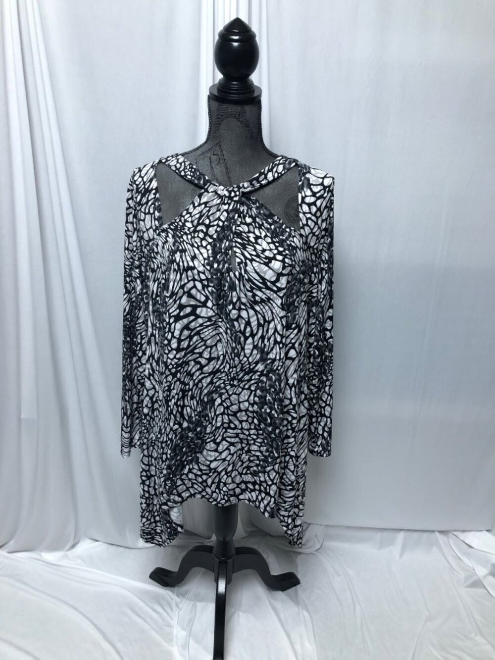 Denim 24/7 Top Womens Size 1X Black White Twist Cutout Neckline Stretchy Tunic